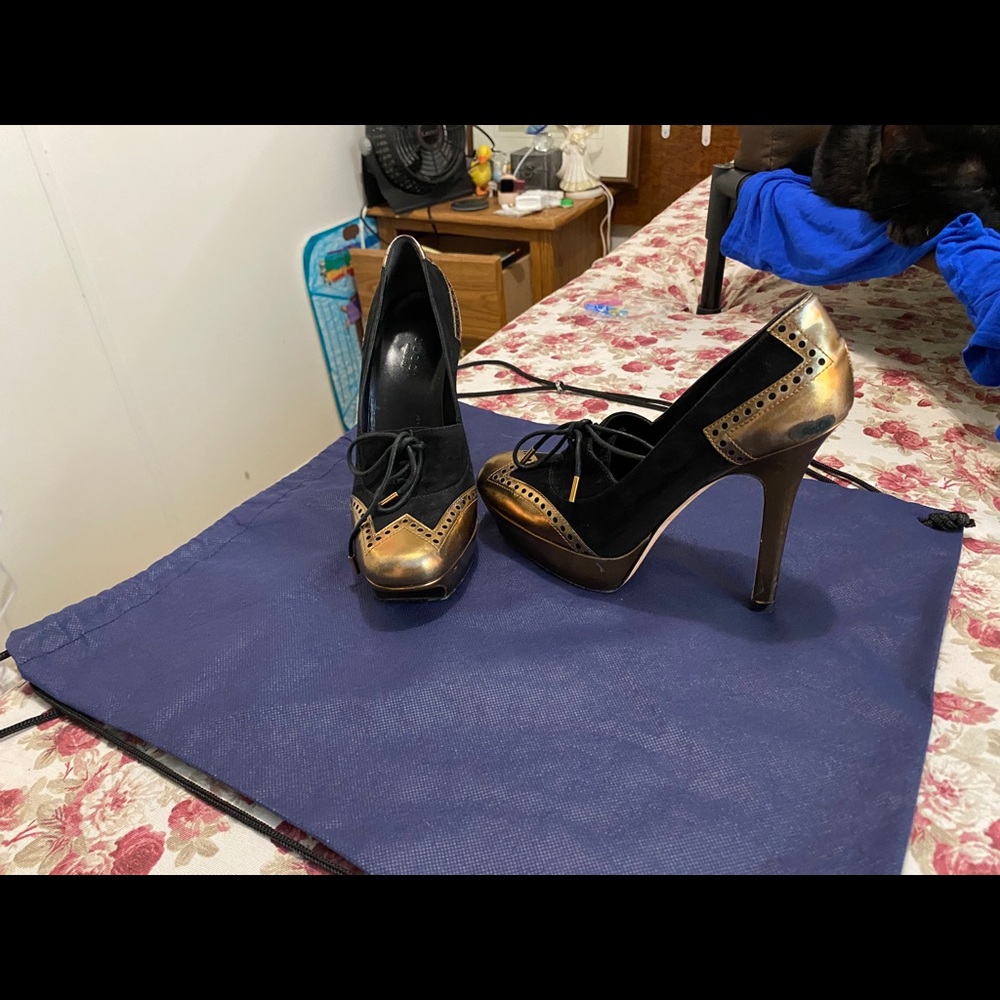 Gucci shoes size 5 in Fair condition ..
